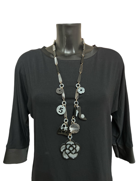 Collana con ciondoli in resina colorata