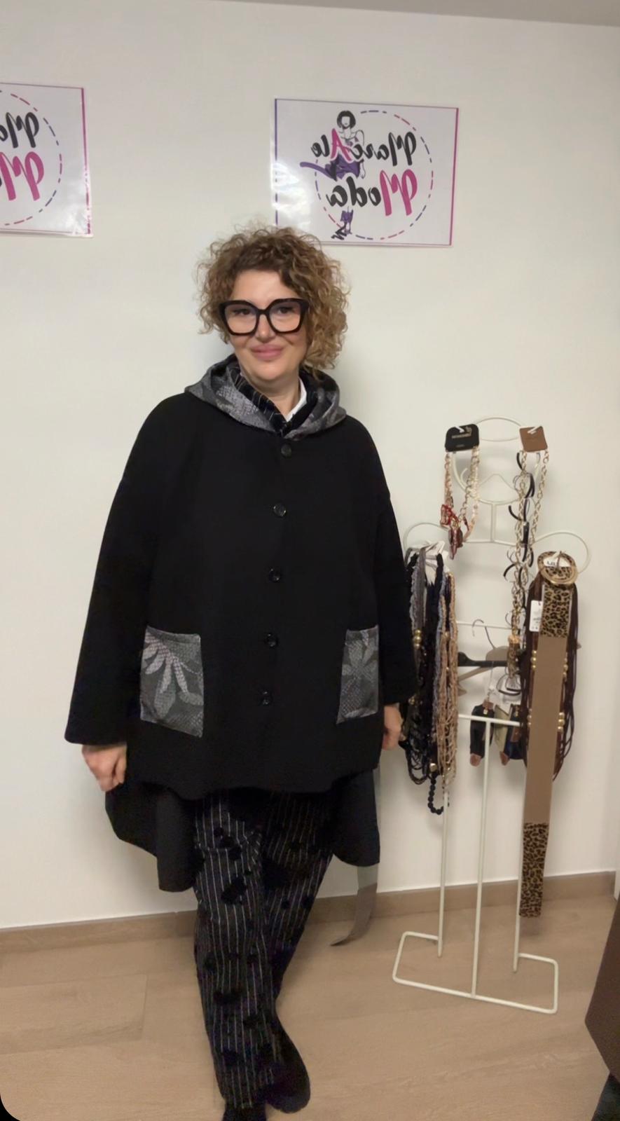 158C cappotto asimmetrico con cappuccio e tasche a contrasto