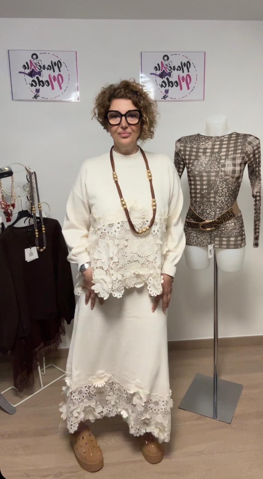 Coordinato in maglia con pizzo macramè in rilievo