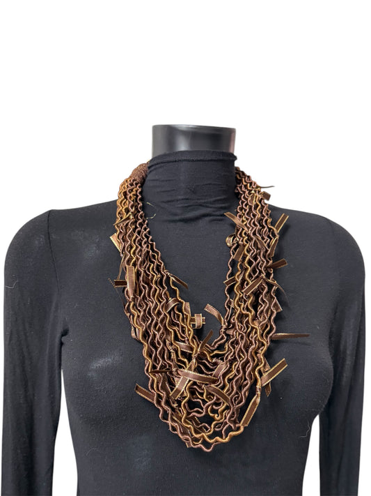 Collana multi filo ondulata con dettagli in tessuto