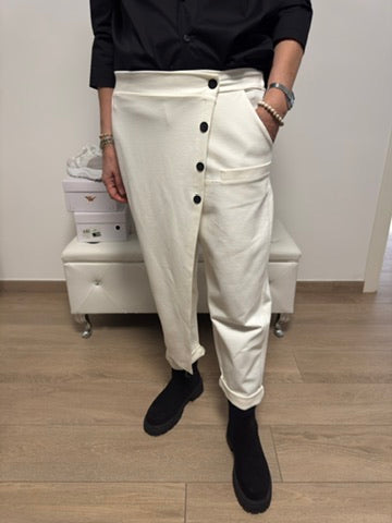 Pantaloni con bottoni trasversali e pannello laterale