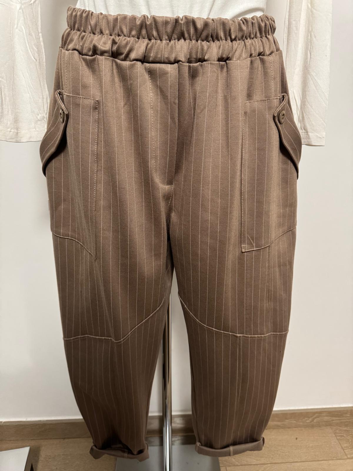 Pantaloni gessati con elastico in vita, tasca con piega e bottone