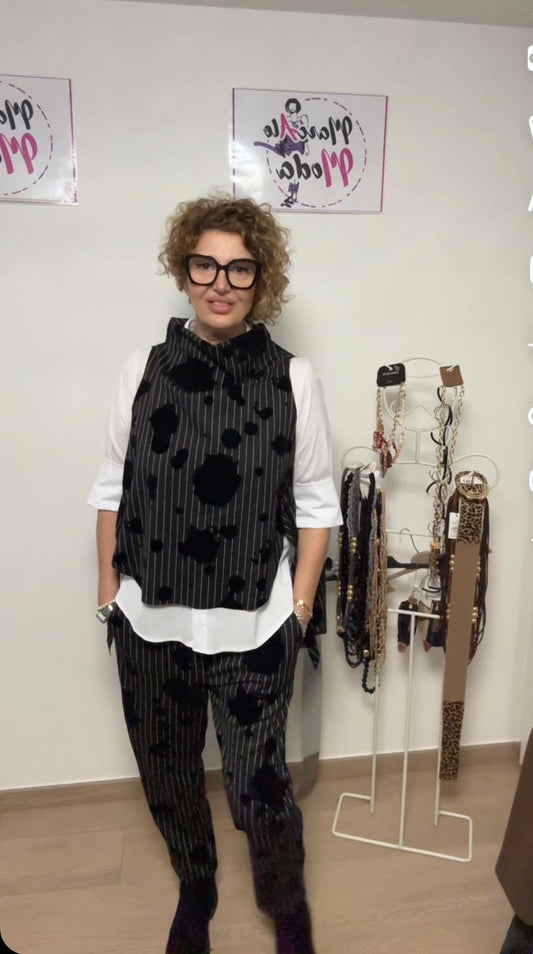 Pantaloni gessati con elastico in vita e dettagli in ciniglia