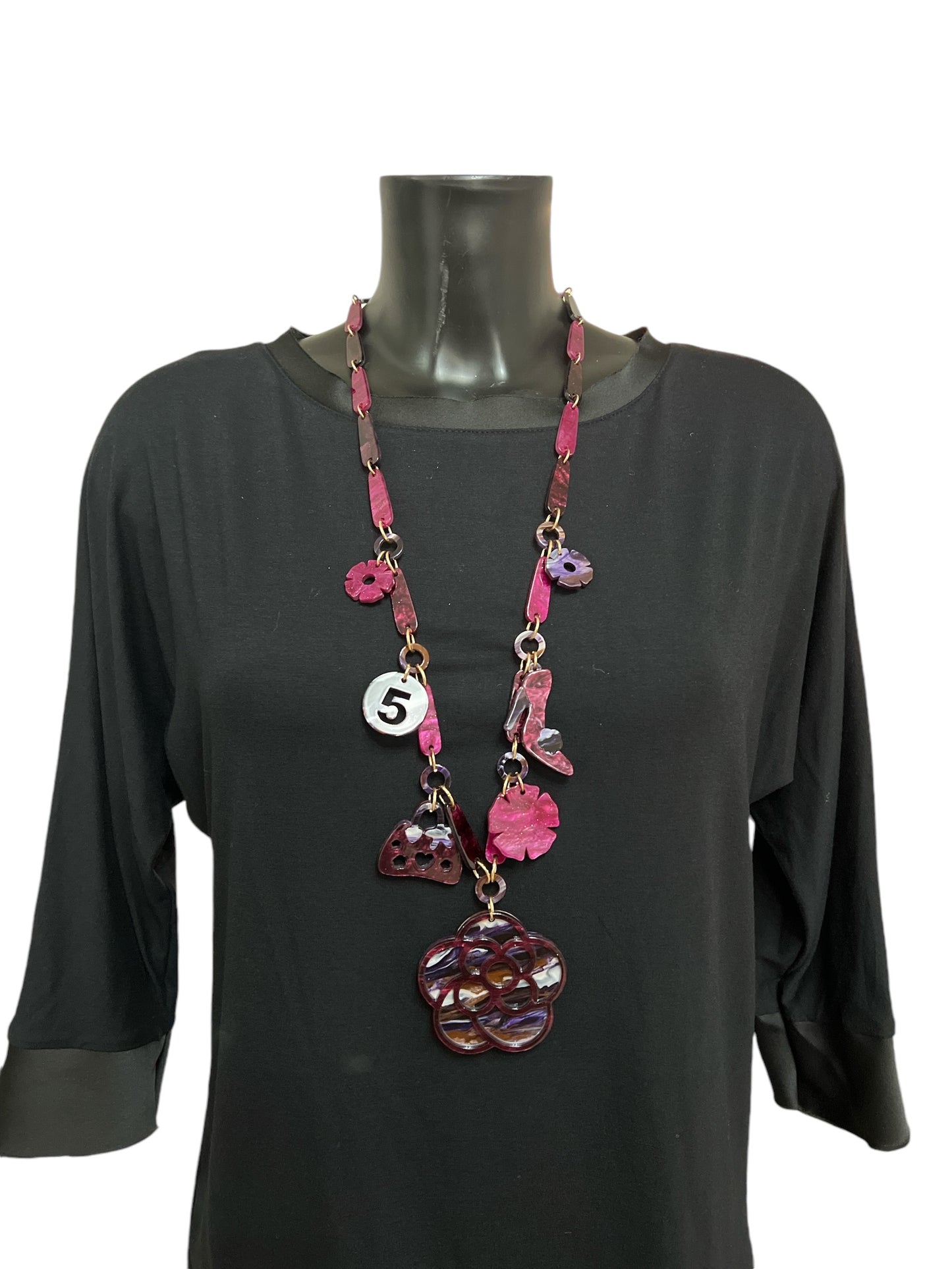 Collana con ciondoli in resina colorata