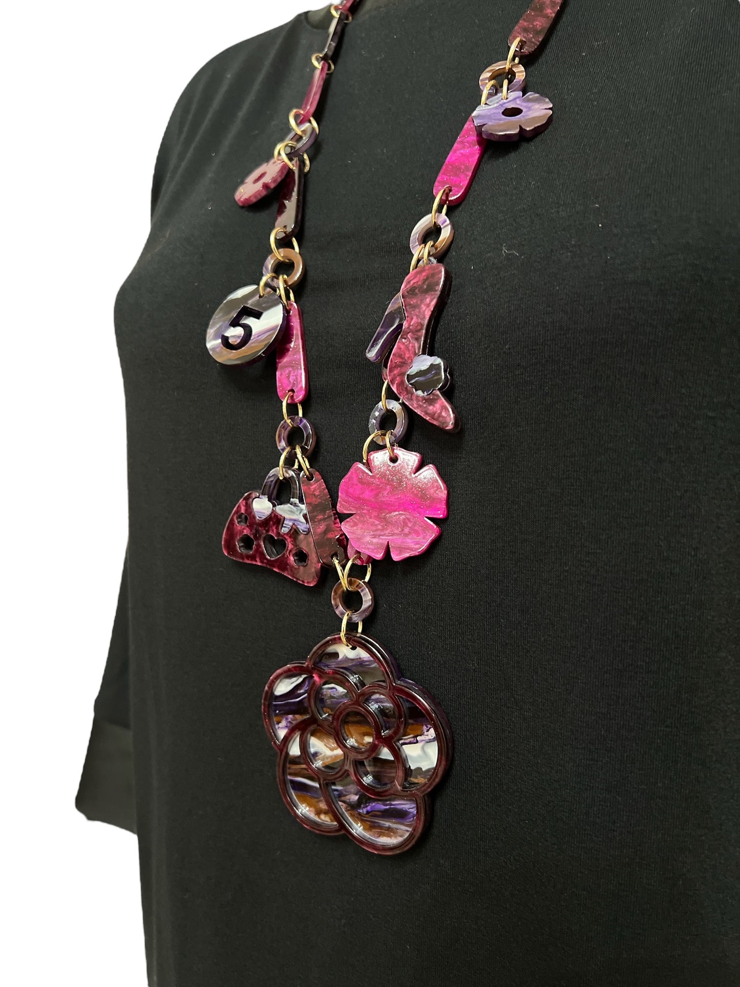 Collana con ciondoli in resina colorata