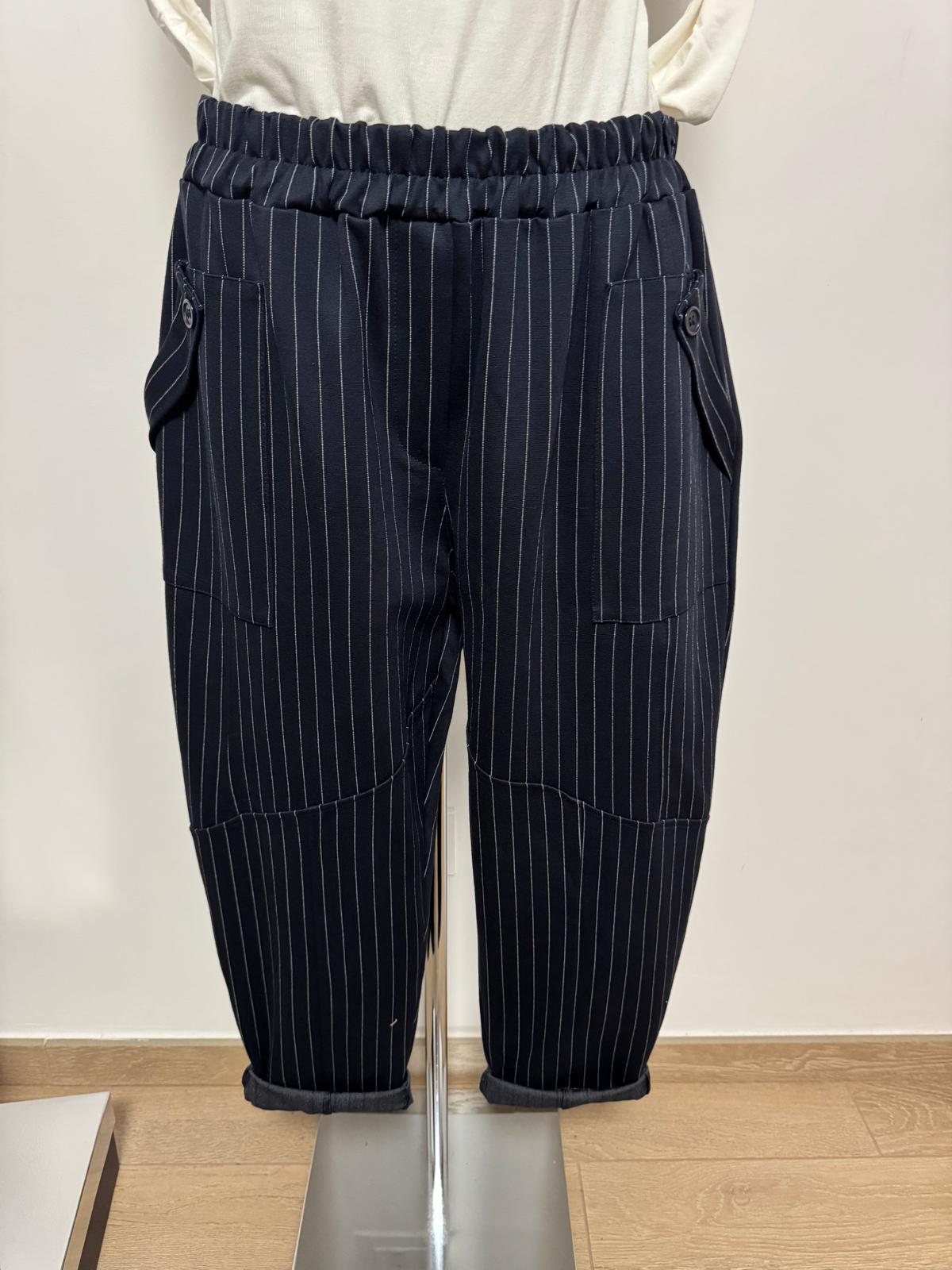 Pantaloni gessati con elastico in vita, tasca con piega e bottone