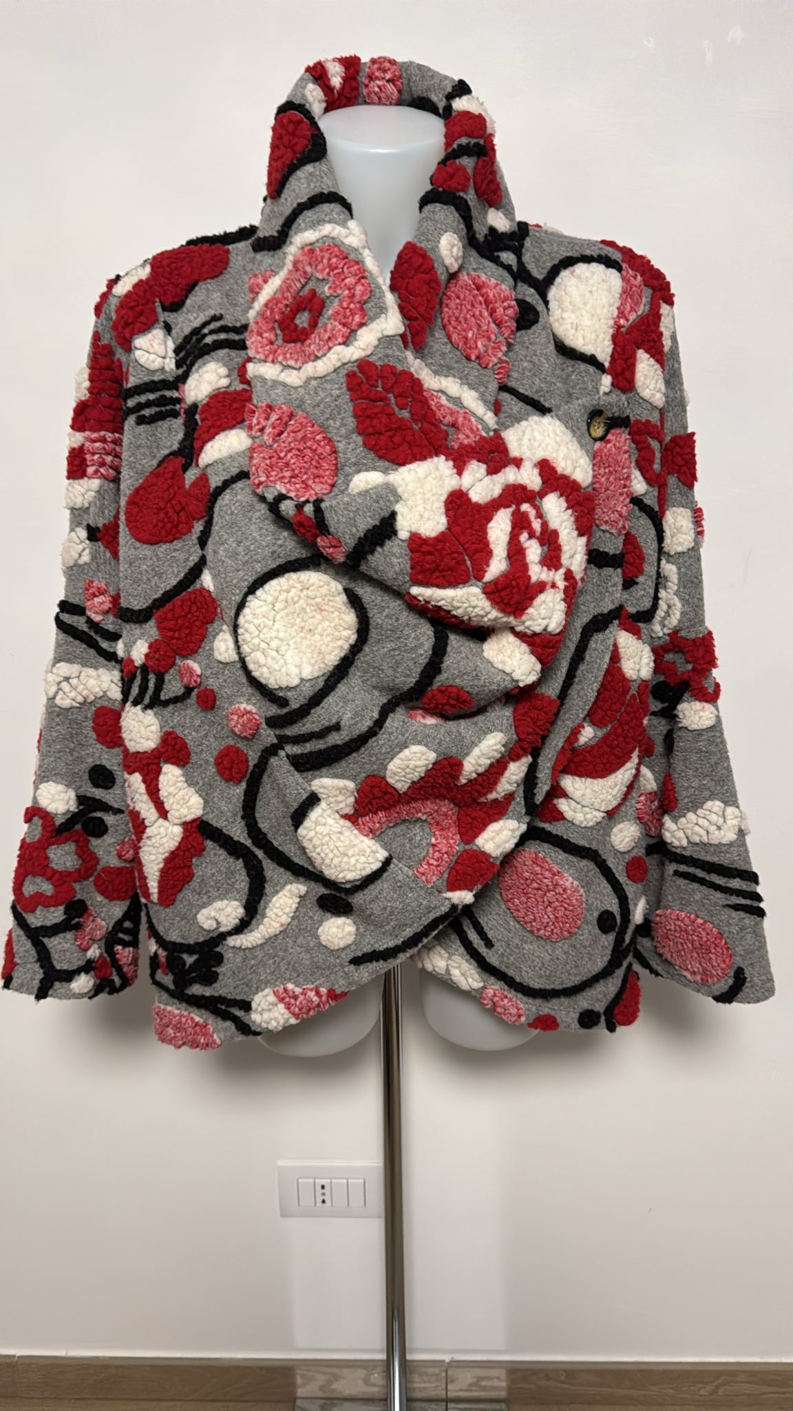 Cappotto corto con motivo rosso intarsiato