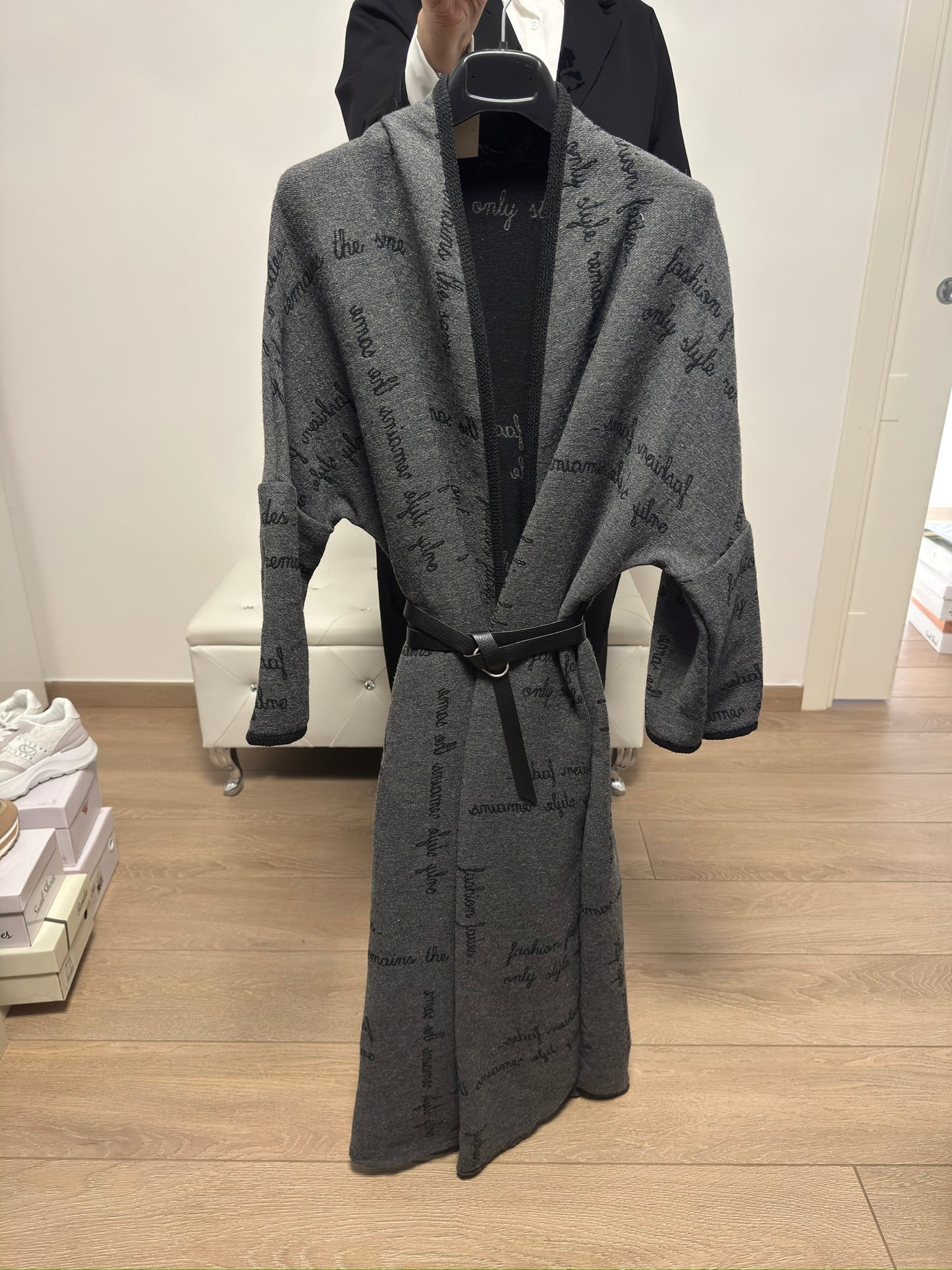 Spolverino con stampa scritta doppio tono