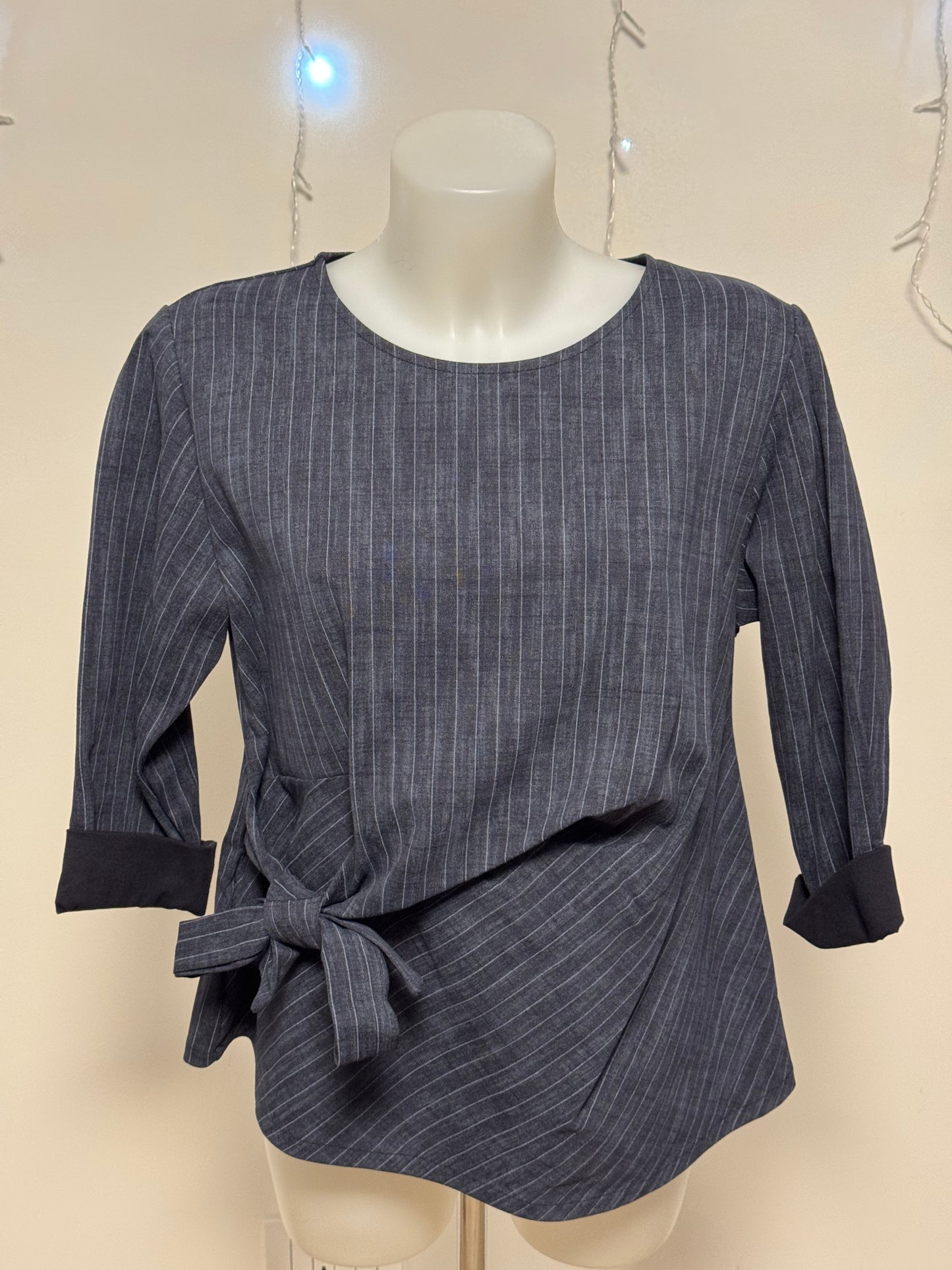 Blusa gessata 158C con fiocco