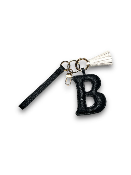 Charm a forma di lettera "B" con nappina