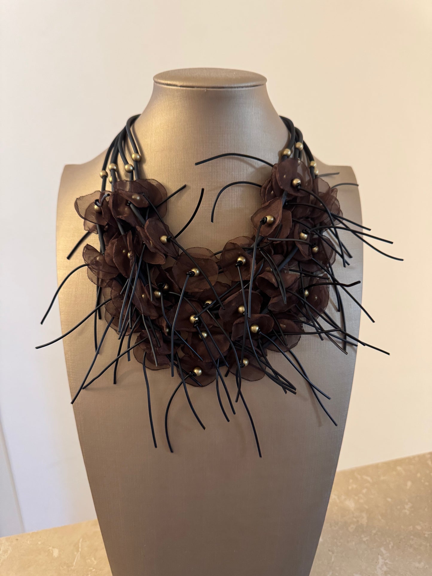Collana girocollo tulle