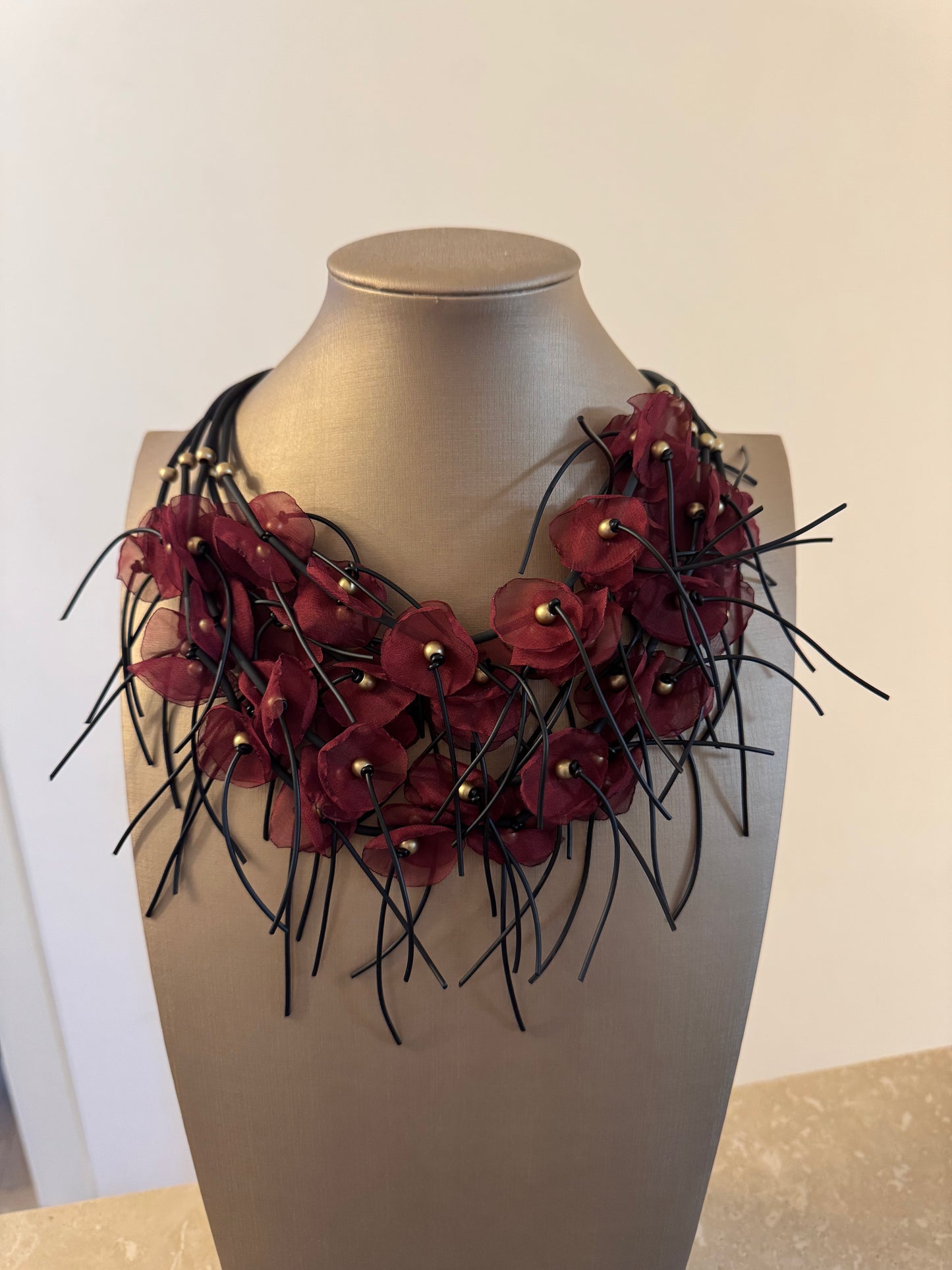 Collana girocollo tulle