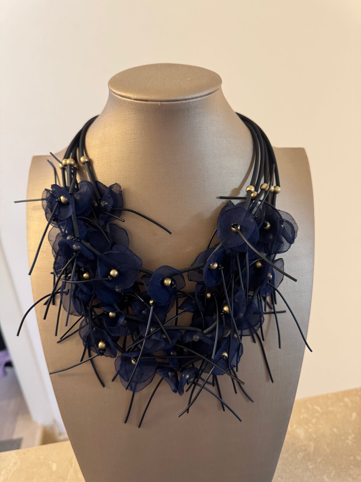 Collana girocollo tulle