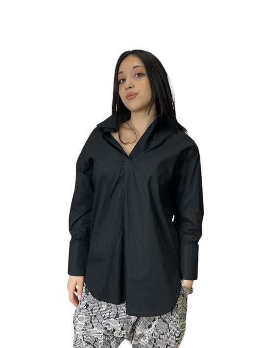 Camicia in cotone senza bottoni con colletto aperto