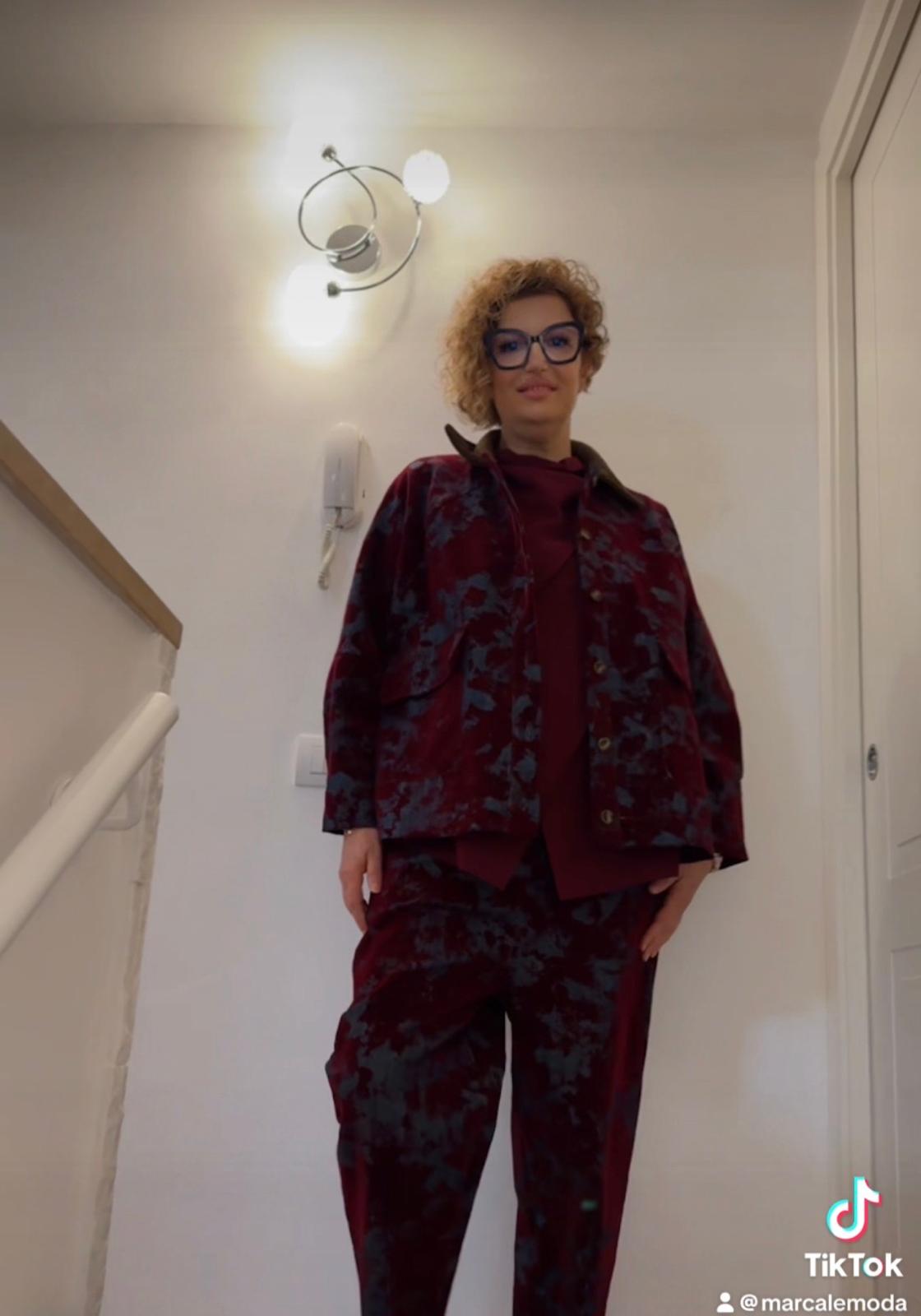 Coordinato in velluto con pattern blu