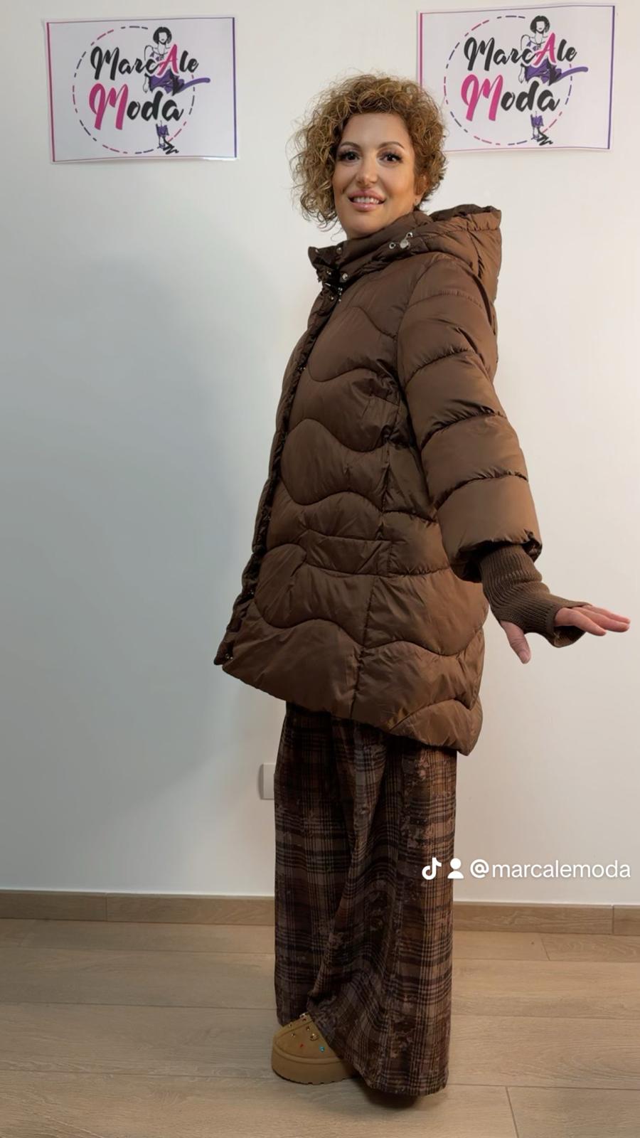 Piumino lungo con cappuccio e manicotti