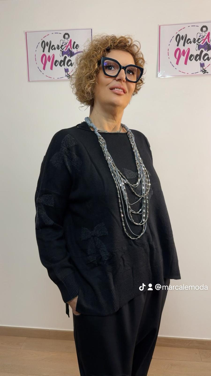 Maglioncino con instarsi di fiocchi e spacchetto laterale