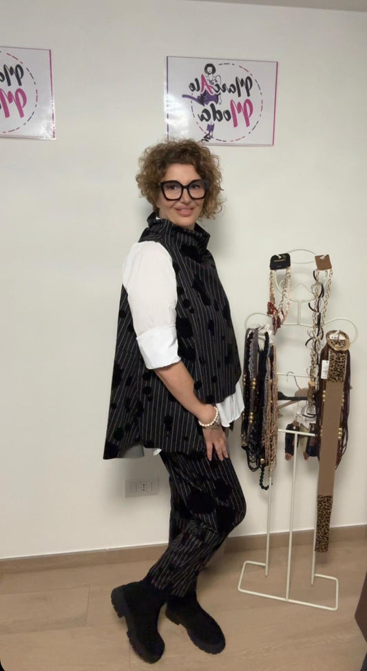 Coordinato gessato con elastico in vita e dettagli in ciniglia