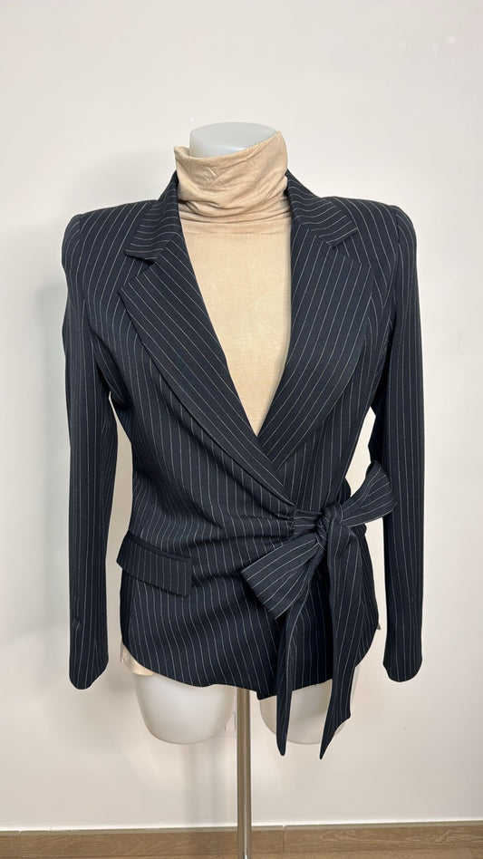 Giacca gessata con fiocco