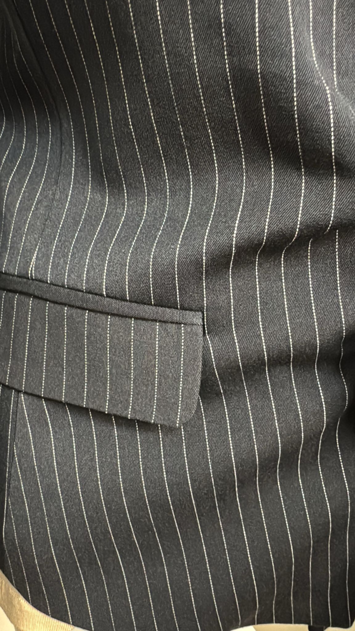 Giacca gessata con fiocco