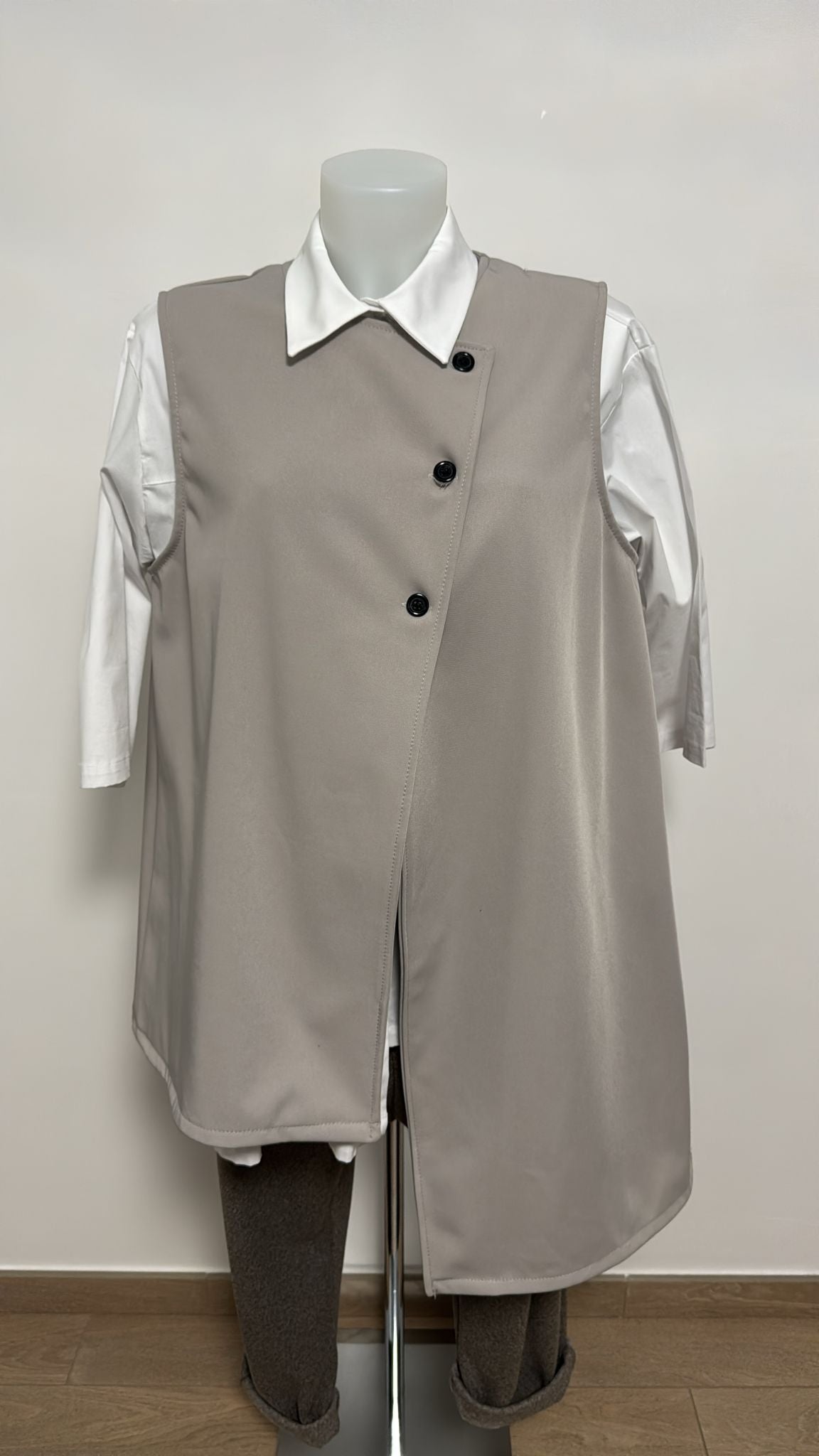Gilet lungo con abbottonatura trasversale ￼