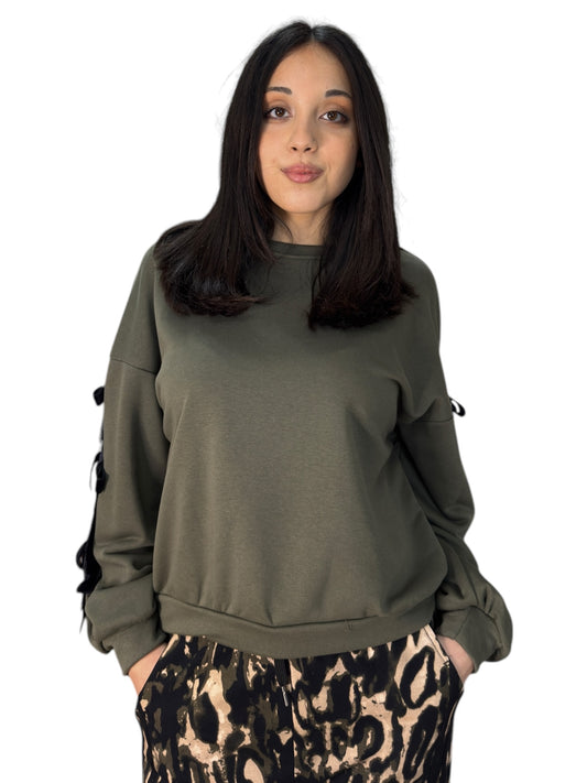 Felpa loose fit con fiocchetti a contrasto sulle maniche