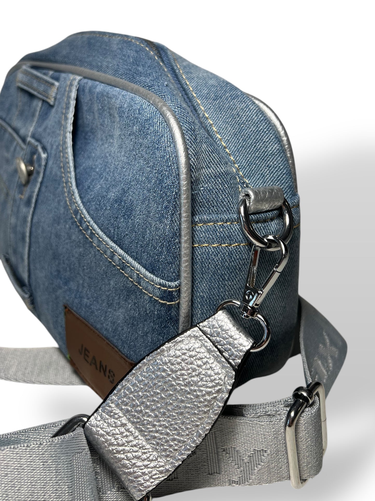 Borsello con lavorazione di jeans e profili in pelle