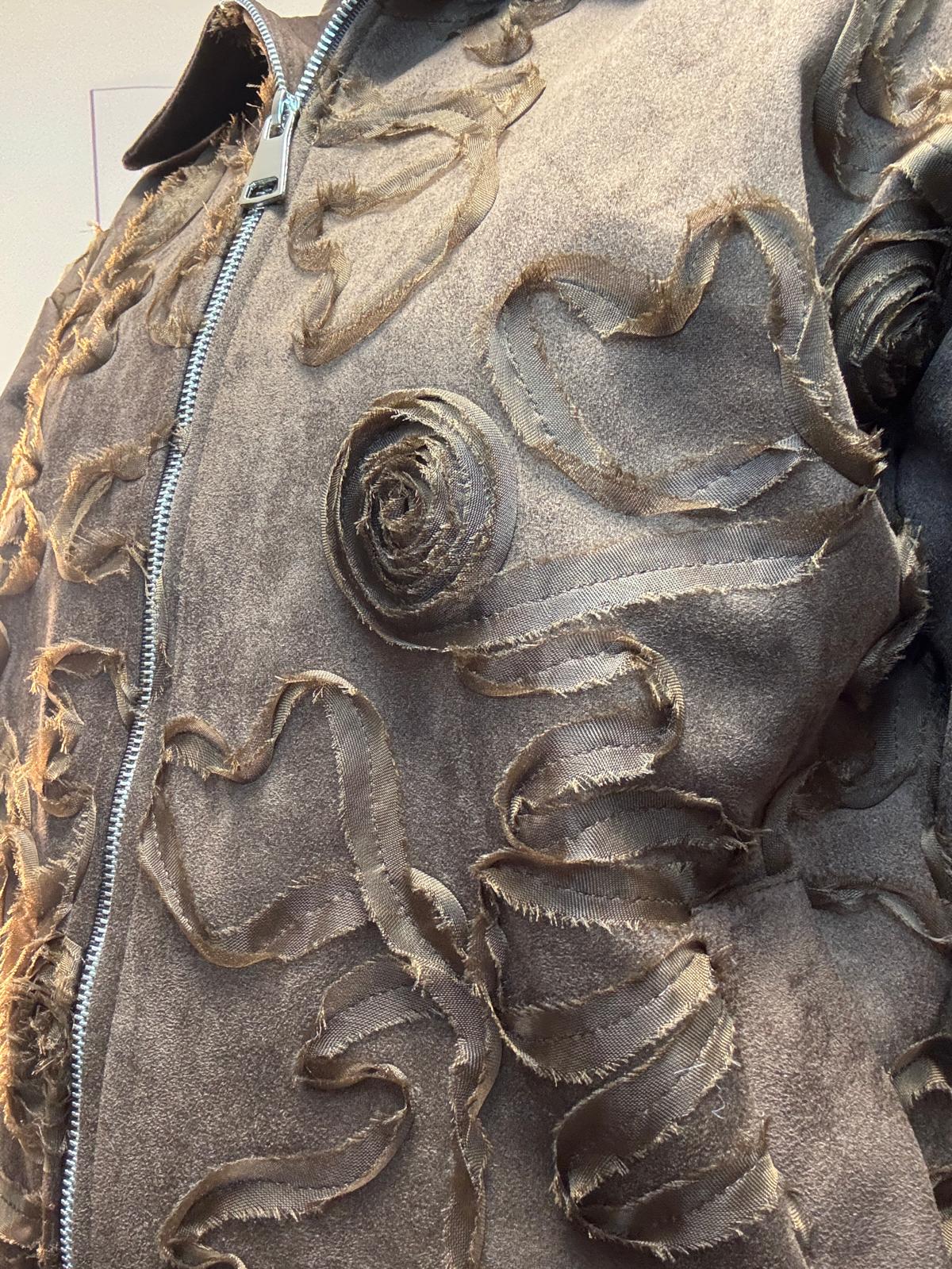 Giacca con colletto con lavorazione floreale