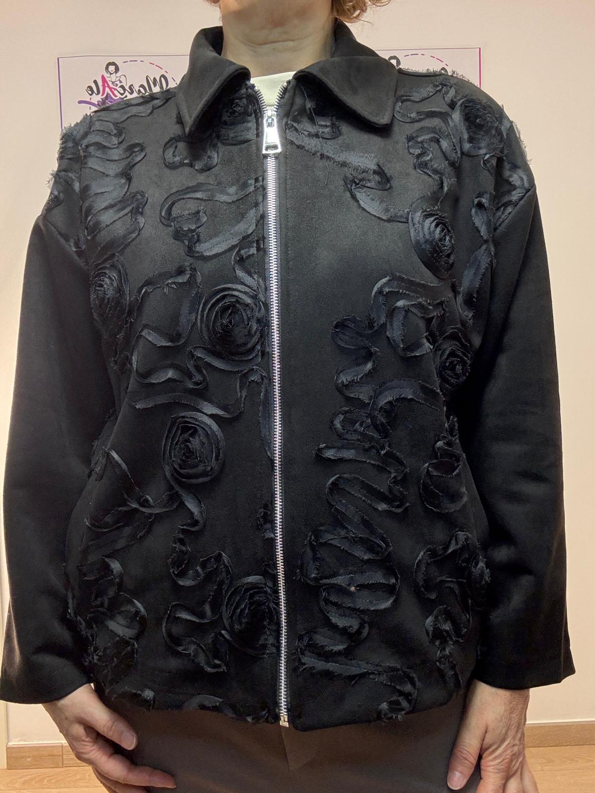 Giacca con colletto con lavorazione floreale