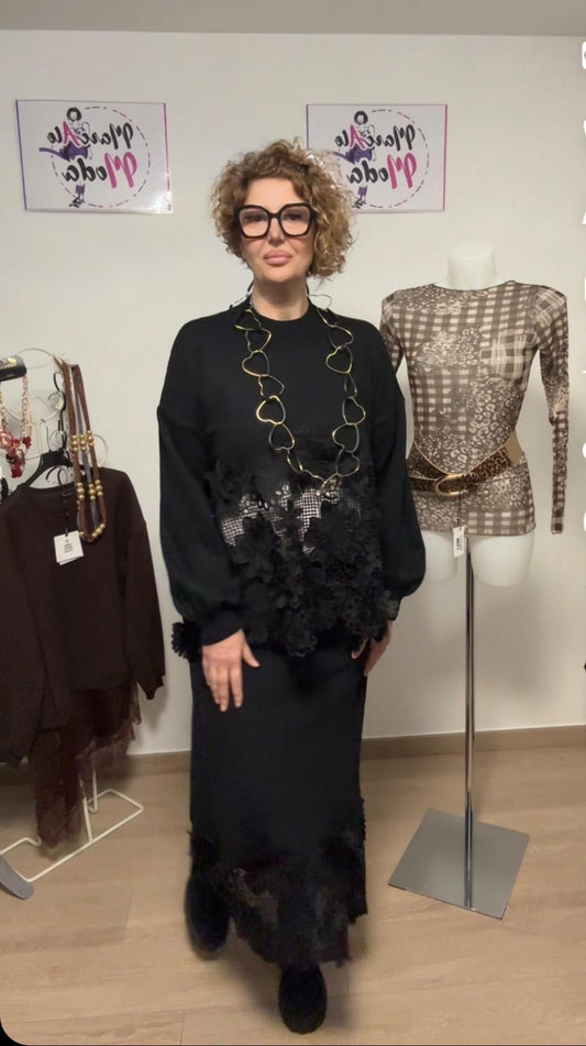 Coordinato in maglia con pizzo macramè in rilievo