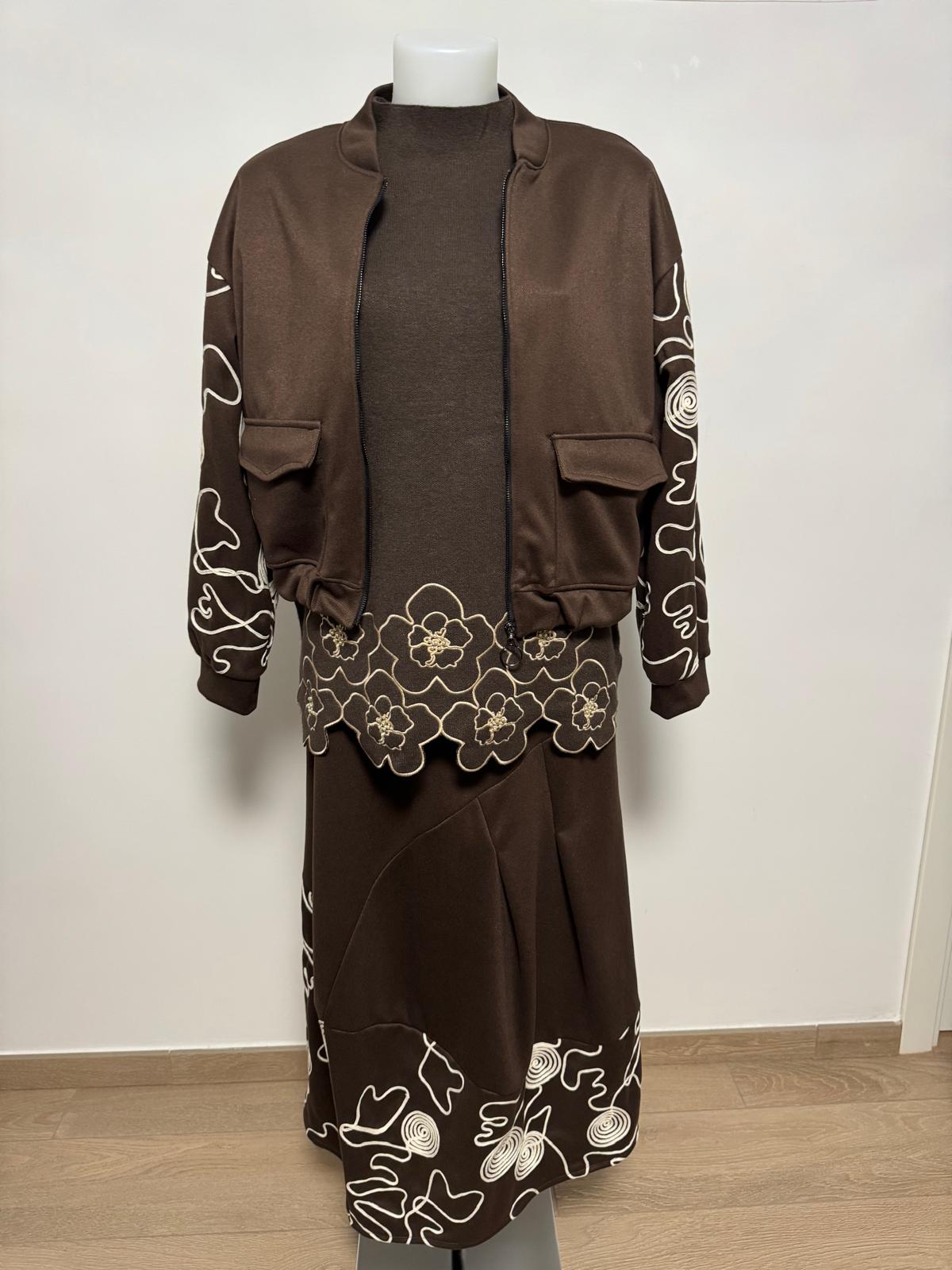 Coordinato giacca e gonna con ricami a contrasto